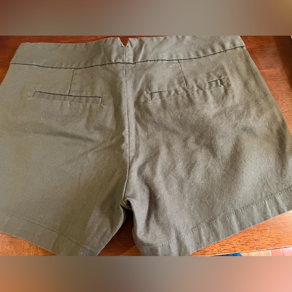 Banana Republic Olive Green Women’s Shorts Size 6 | Never Worn - Picture 4 of 6